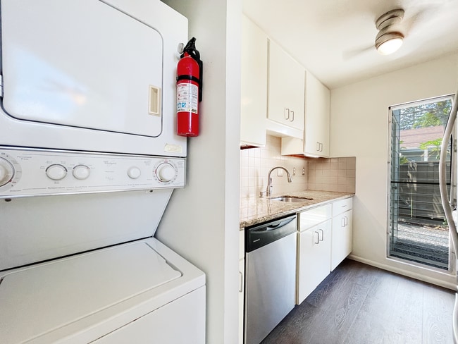 Building Photo - Mililani Patio Home! 2/1 with 2 parking