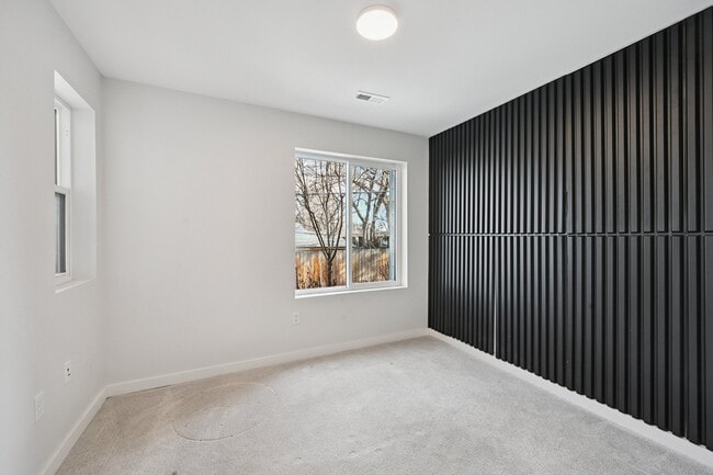 Building Photo - 1070 Balsam St