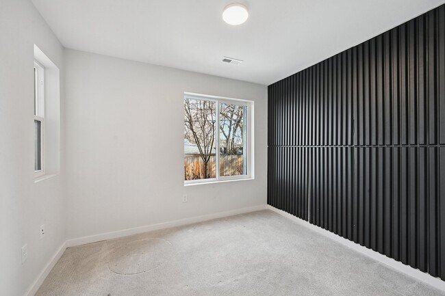 Foto del edificio - 1070 Balsam St