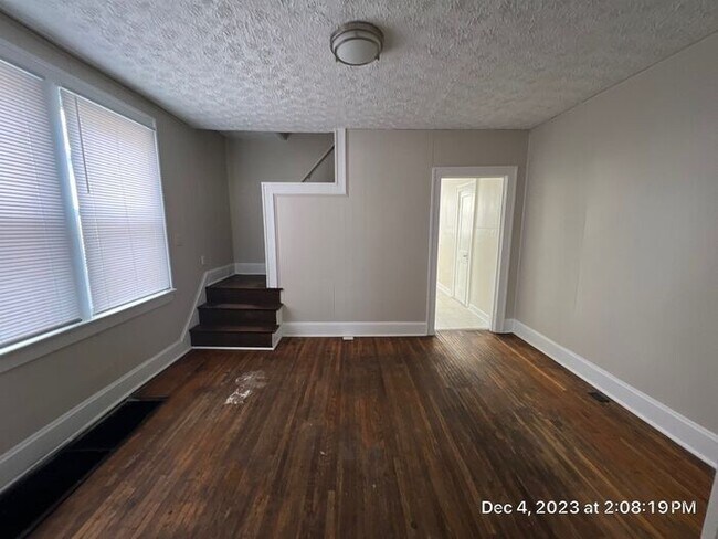 Building Photo - Hilltop 2 Bedroom Half Double