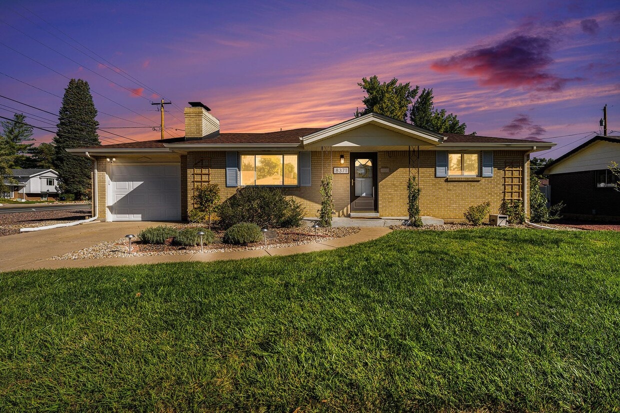 Foto principal - Charming Home w/Updated Kitchen and Yard B...