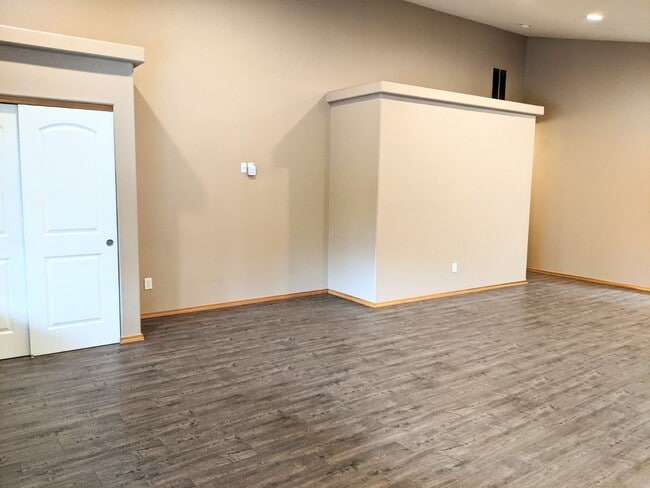 Building Photo - Centrally Located Three Bedroom Home