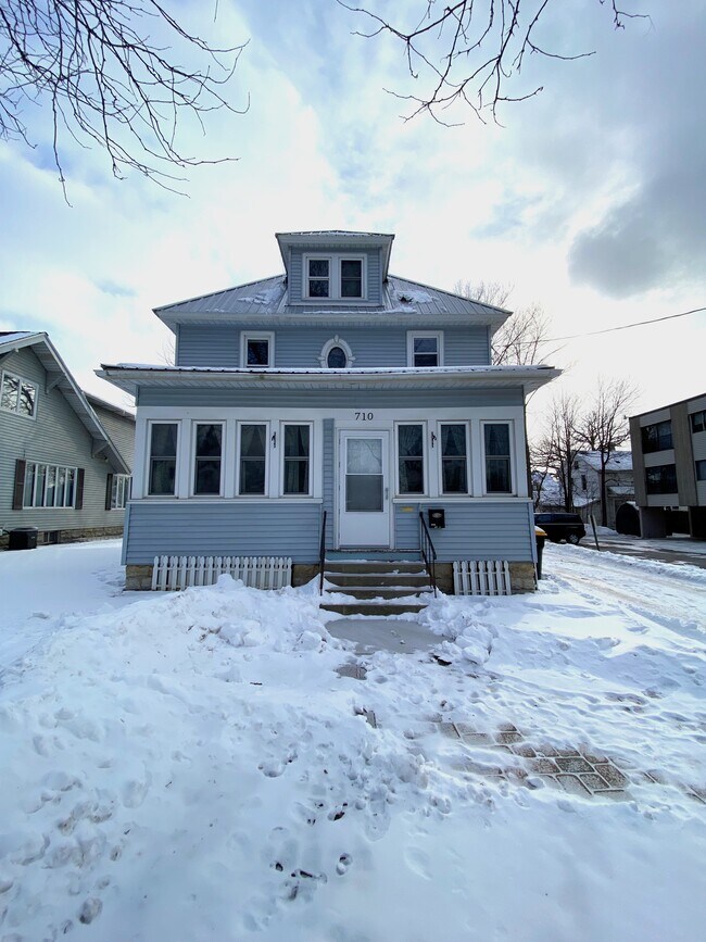 Building Photo - 710 E Center St
