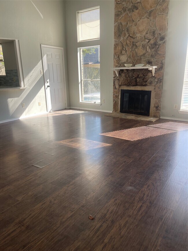 Foto del edificio - 3443 Nutwood Ln