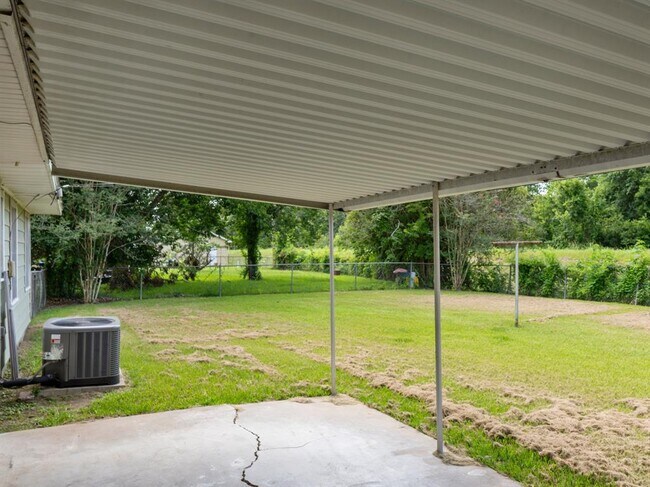Foto del edificio - 2112 Hillcrest Dr