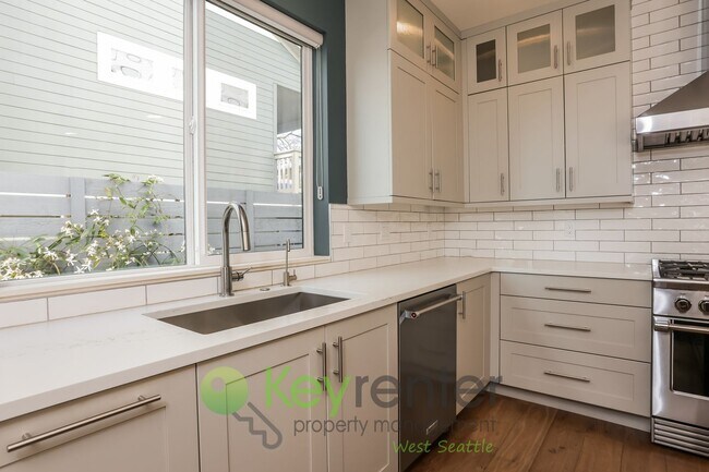 Foto del edificio - Spacious Living with Balconies, Deck, and Private Yard