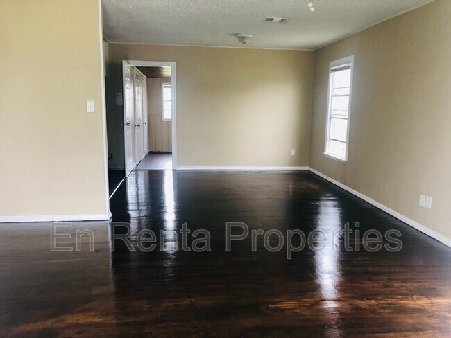 Foto del edificio - 6037 Graham St