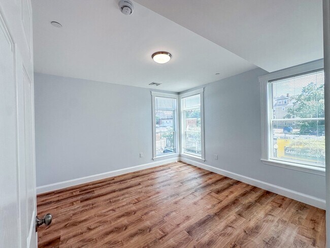Foto del edificio - 734 Dudley St