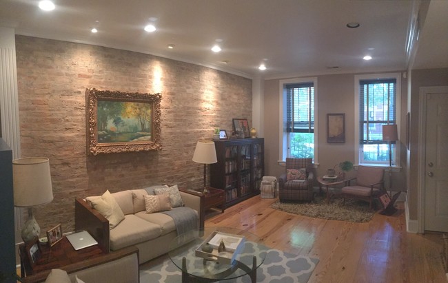 Living room - 1053 N Wood St