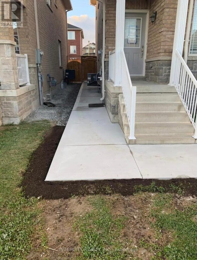 Building Photo - 10 Hopkins Cres