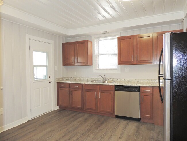 Foto del edificio - Renovated 3 Bed - 1.5 Bath Colonial for Rent!