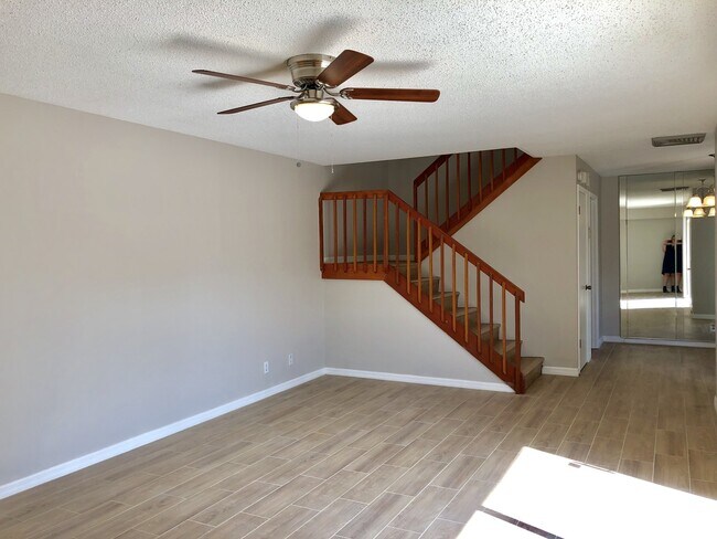 Foto del edificio - 2/2.5 Townhouse Renovated W/ Private Court...