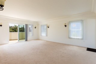 Sala de estar de buscar East - 337 Hopkins Ave