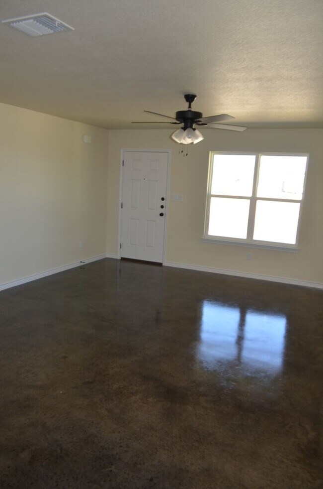 Building Photo - 989 Cline Dr