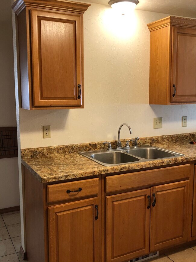 Kitchen - 900 Edgewood Dr