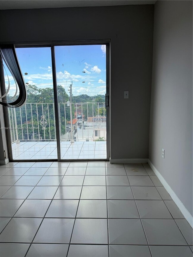 Foto del edificio - 6820 W Flagler St
