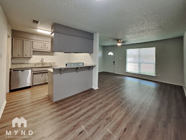 Building Photo - 1303 1/2 Berry Dr Apt B