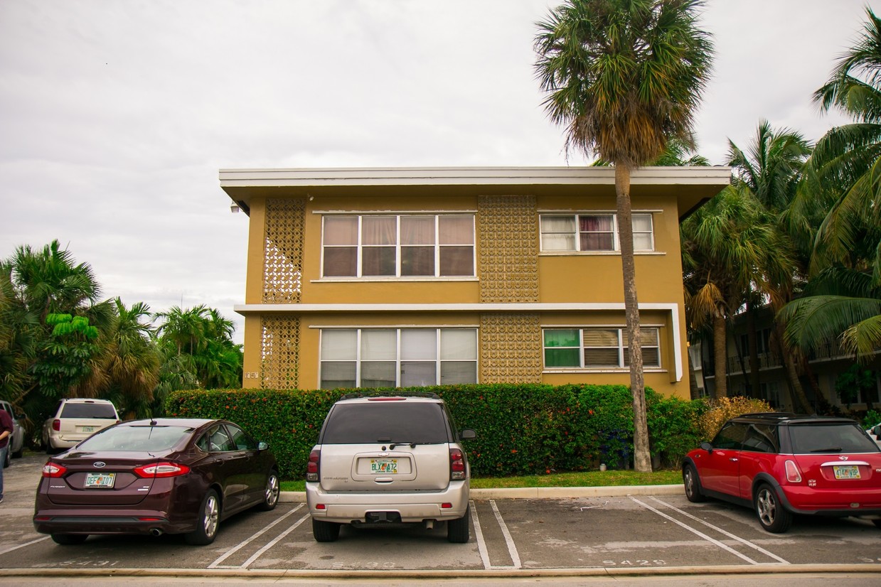 Primary Photo - 1050 95th St