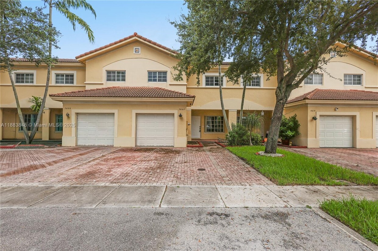 Primary Photo - 7627 E Stonecreek Cir