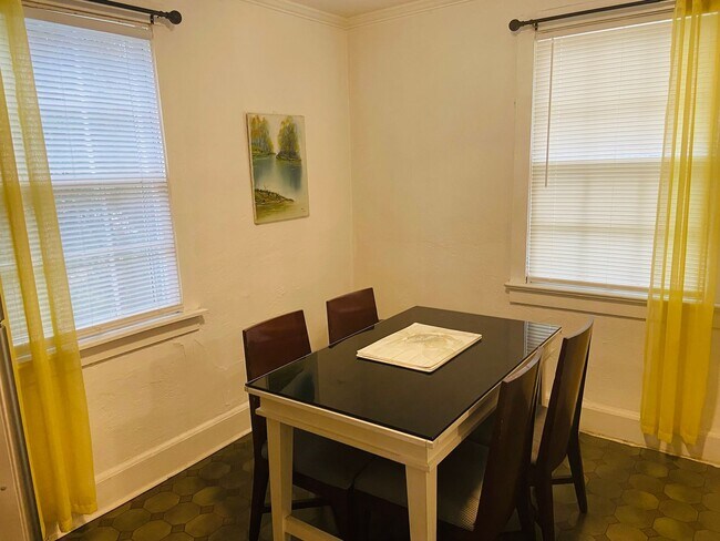 Foto del edificio - 2 Bedroom/1 Bath  - $1,060/Mo