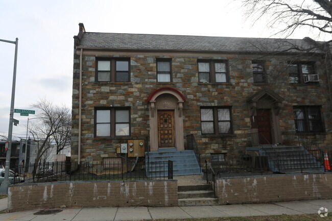 Building Photo - 1621-1623 Holbrook St NE