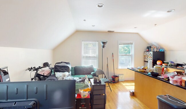 Building Photo - 176 Fuller St