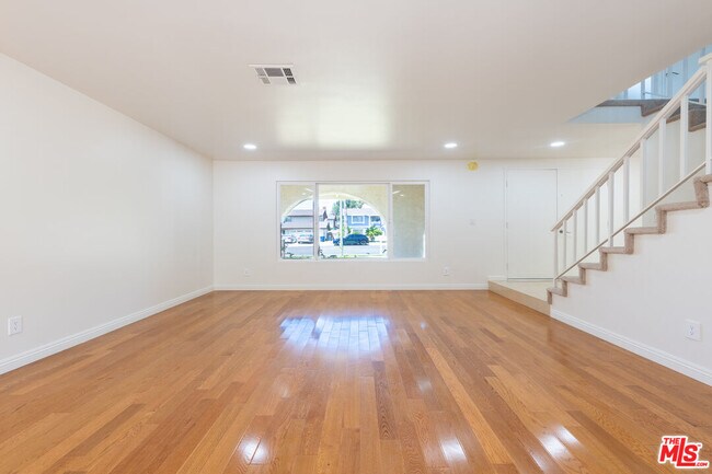 Foto del edificio - 8324 Beckford Ave