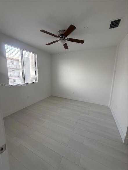 Foto del edificio - 1091 E 17th St