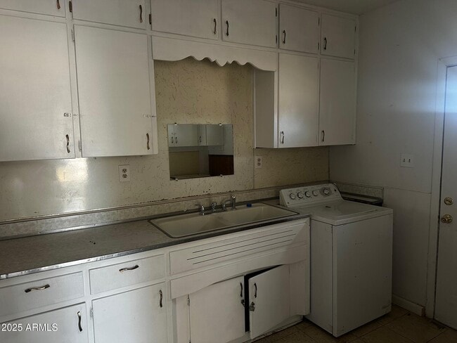 Building Photo - 1610 N Sulphur Springs St