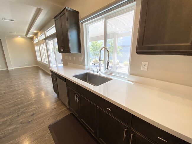 Building Photo - 5/BD 2.5/BA Modern Comfort Meets Function ...