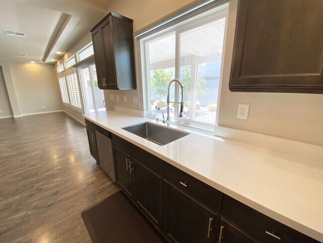Foto del edificio - 5/BD 2.5/BA Modern Comfort Meets Function ...
