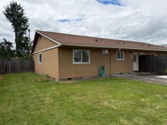 Foto del edificio - Updated 3 bedroom 1 bath duplex in Junction City!