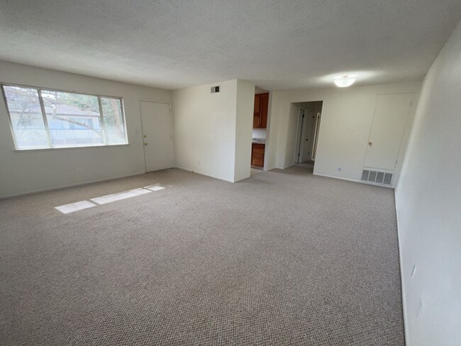 Foto del edificio - North Davis two bedroom available now!