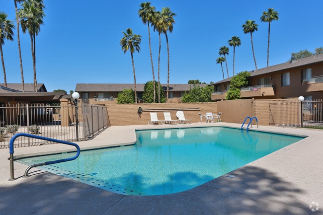 Pool - Tempe Park Place Apartments