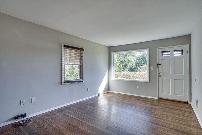Foto del edificio - Location, Location, Location! Charming 3 b...