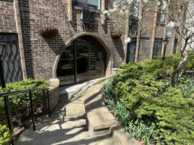 Entrada - 1750 N Mohawk St