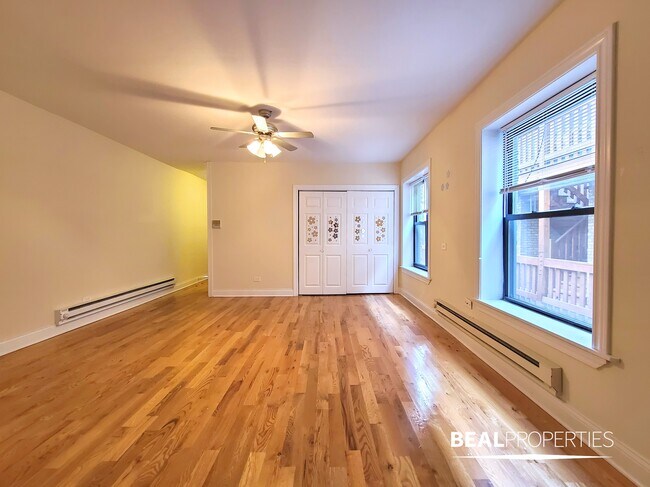 Building Photo - 819 W Cornelia Ave