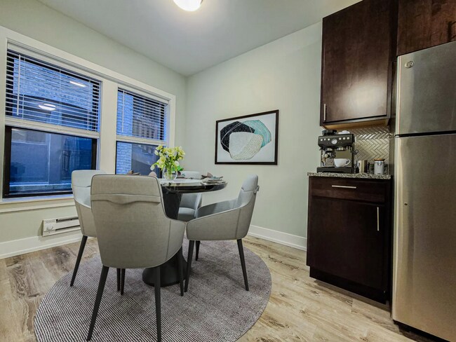 Foto del edificio - 705 W Brompton Ave