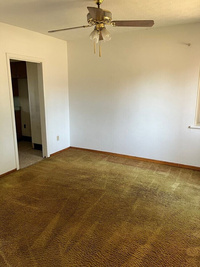 Building Photo - Three Bedroom Single Family House