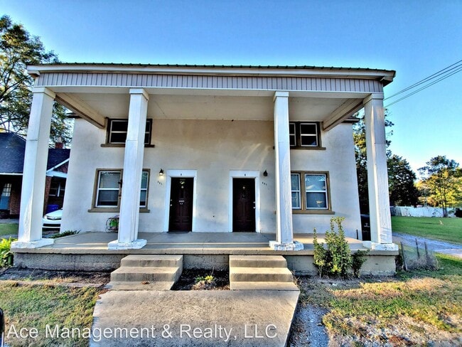 Building Photo - 805 Main St E