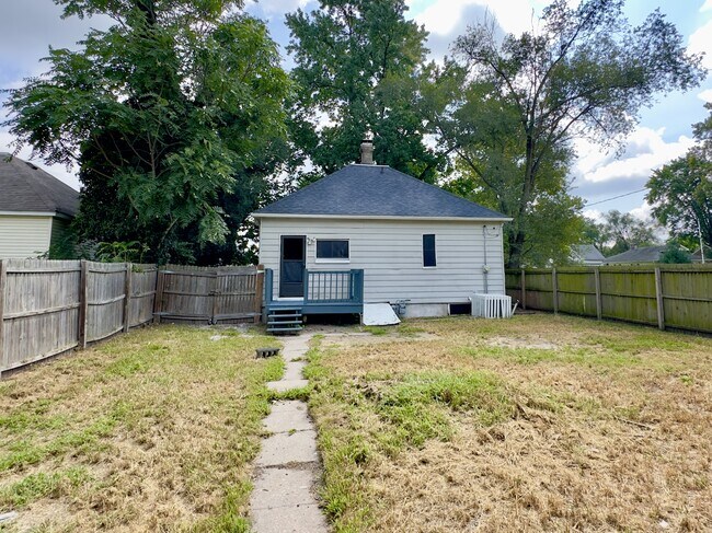 Photo - 627 Monroe St House