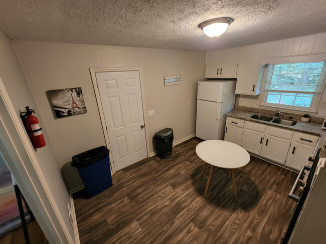 Foto del edificio - Room in House on Peyton Woods Trail SW