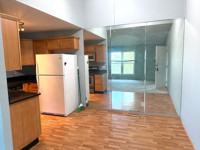Building Photo - 2 Bed/1 Bath Condo in Ladue School District!