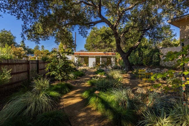 Building Photo - Downtown bungalow