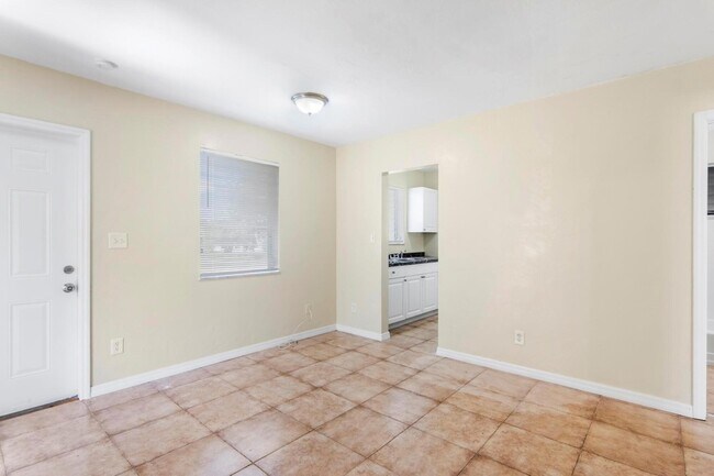 Building Photo - 181 SE Bonita Court