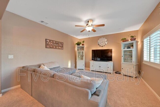 Foto del edificio - 5609 Peach Tree Dr