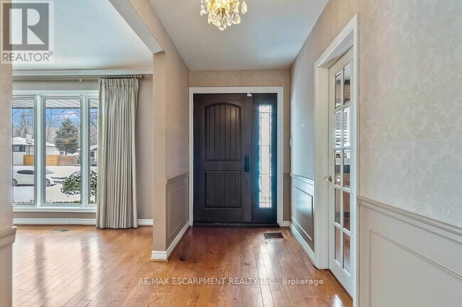 Photo du bâtiment - 1520 Camelford Rd