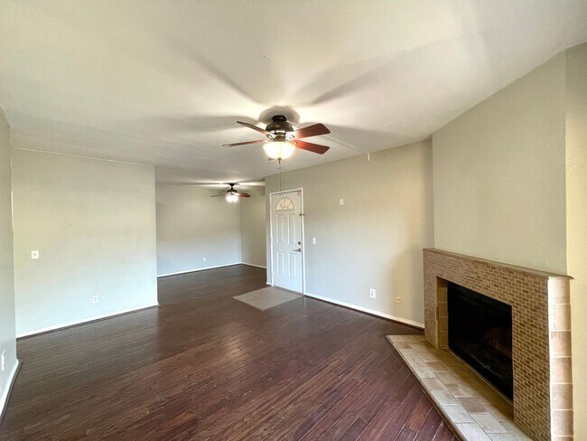 Building Photo - Great 2B/2BA Condo w/ Reserved Parking & W...
