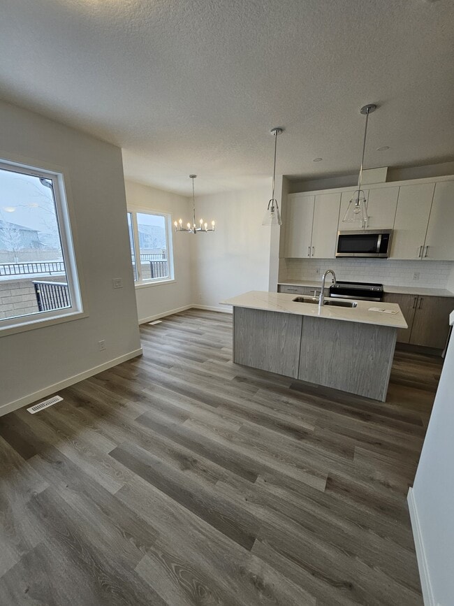 Building Photo - 25 Evanscrest Mews NW