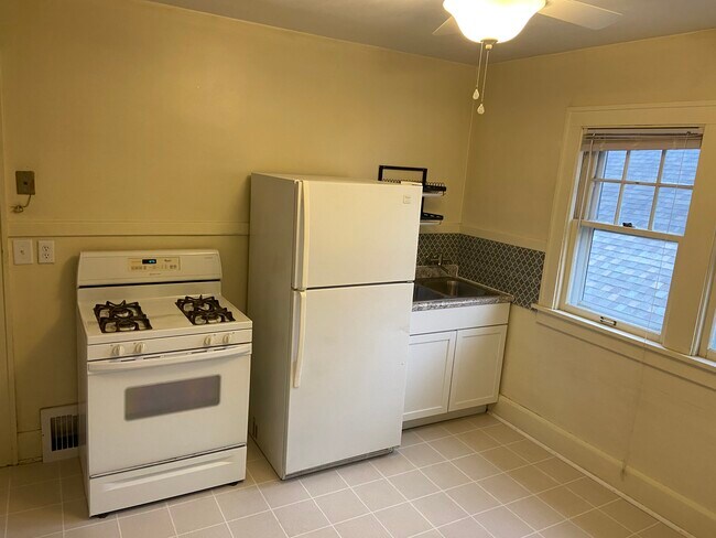 Building Photo - 1414 Lathrop Ave